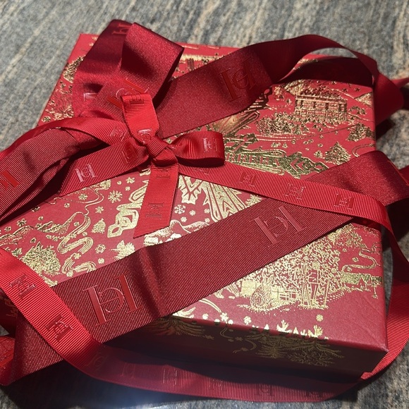 Elegant Pink and Black Stiletto Heel Perfume Bottle - Picture 6 of 9